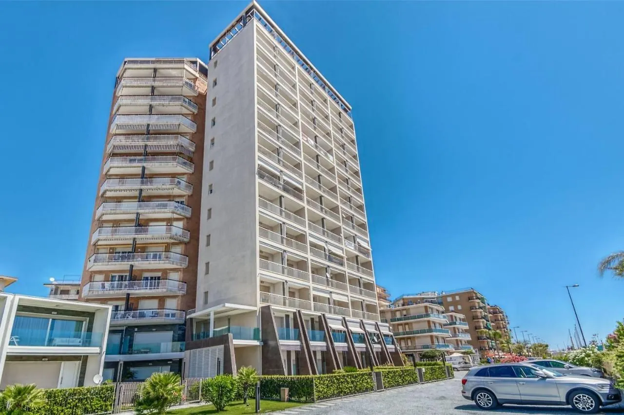 Grattacielo Vittoria Apartments Arma di Taggia İtalya